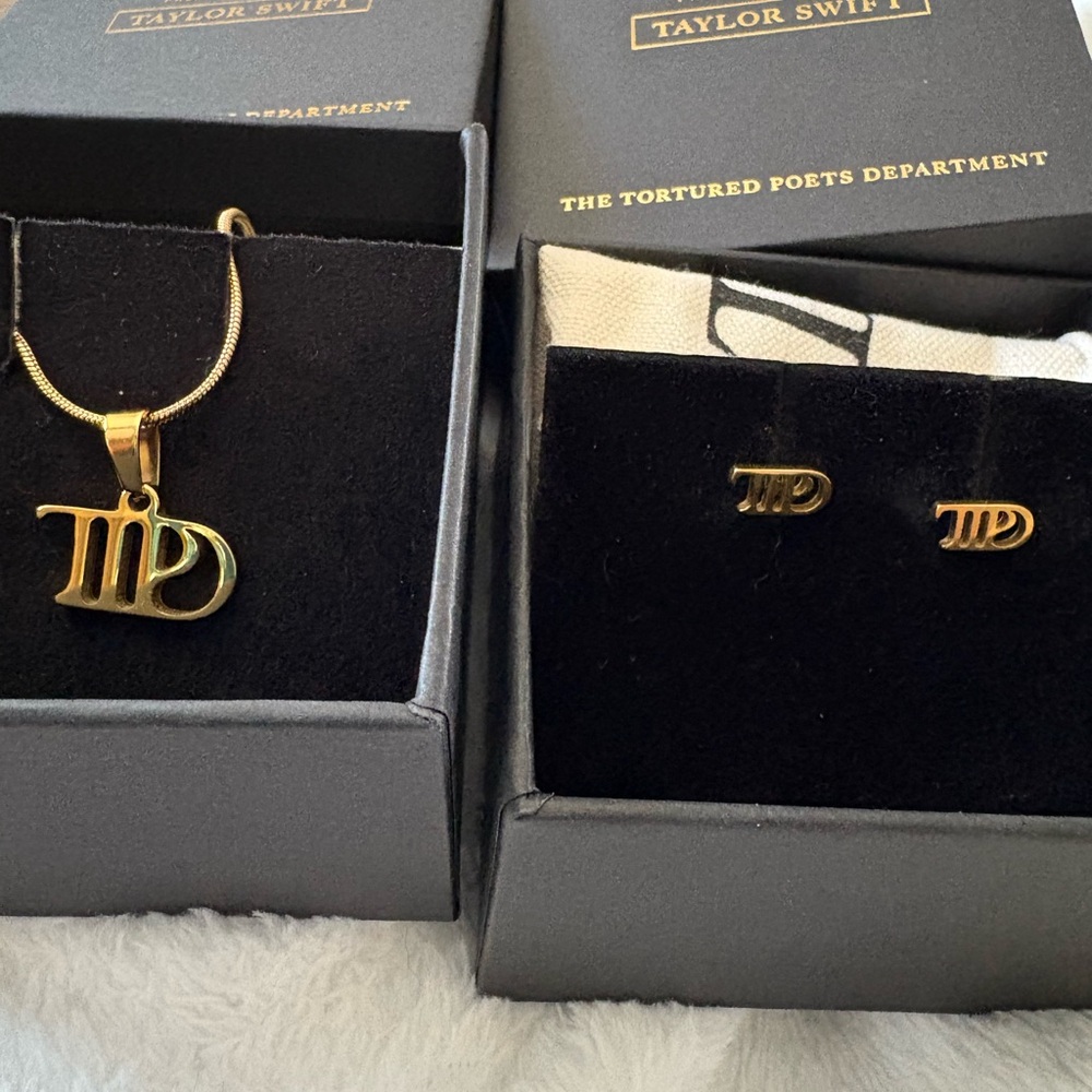 NWT! Taylor Swift necklace and earrings! Gold Pendant Necklace/ Earrings Set